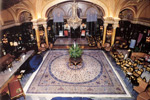 Nettoyage d'un trés grand tapis à l'Hôtel de Paris - Monte-Carlo